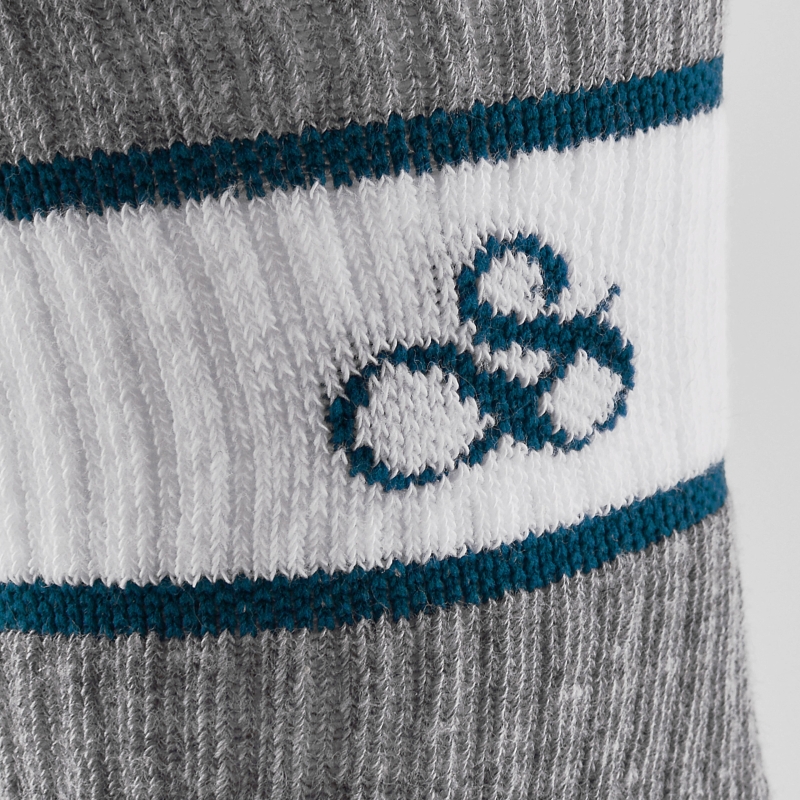 Zbliżenie na haft Scotch and Soda na szarej skarpecie