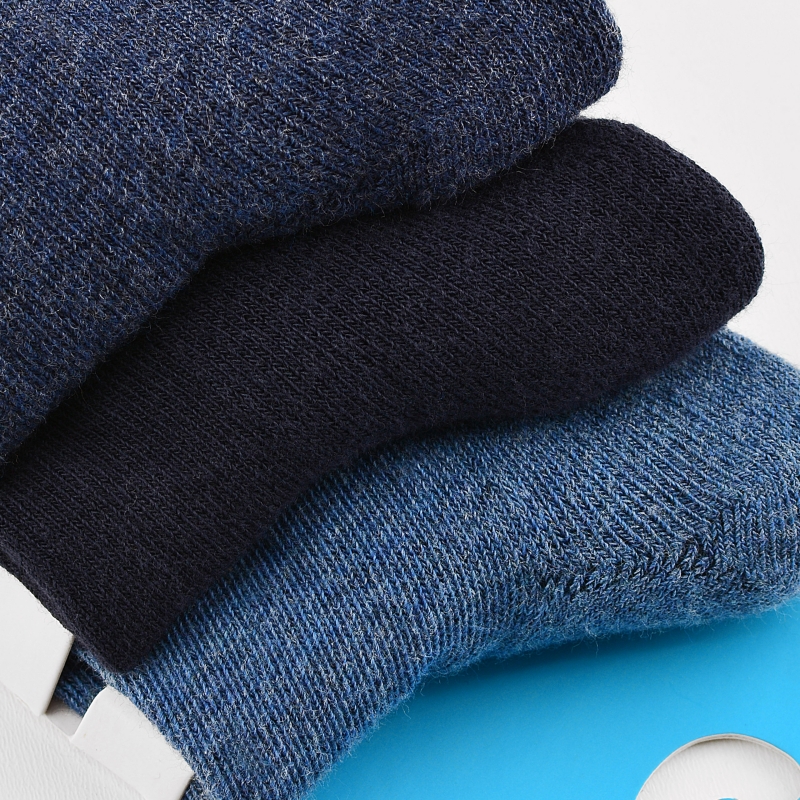 Zbliżenie na materiał niebieskich skarpet Scotch and Soda