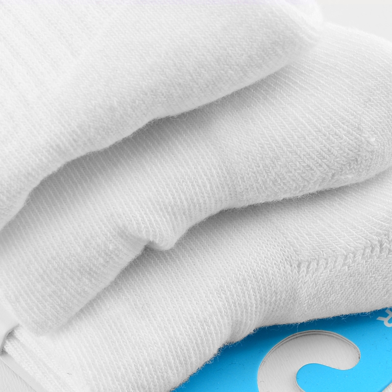 Zbliżenie na materiał białych skarpet Scotch and Soda