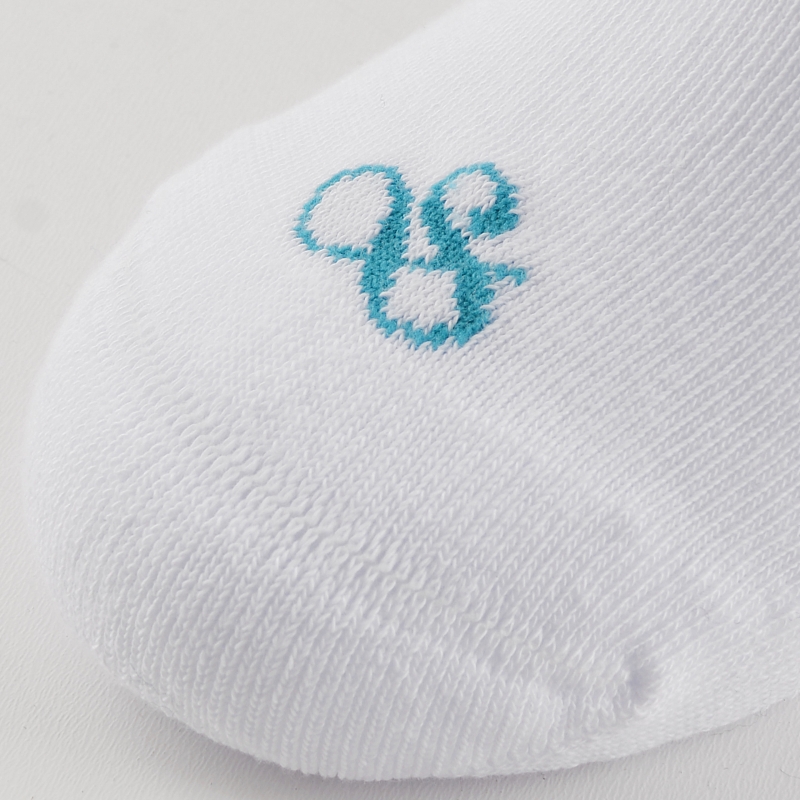 Zbliżenie na turkusowy haft Scotch and Soda na skarpecie