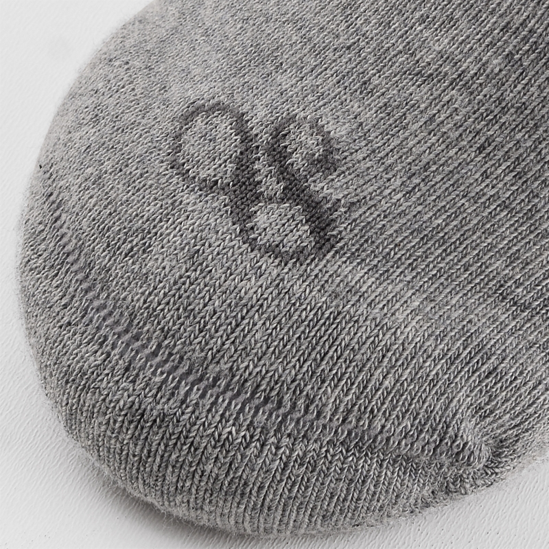 Zbliżenie haftu Scotch and Soda na długiej skarpecie