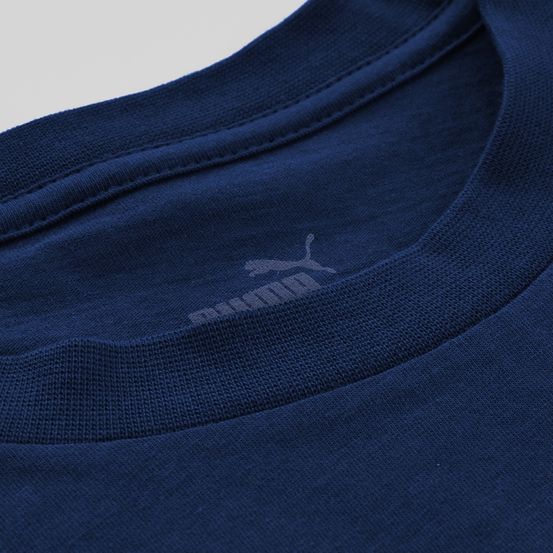 Zbliżenie na dekolt T-Shirtu Puma z wewnętrznym nadrukiem