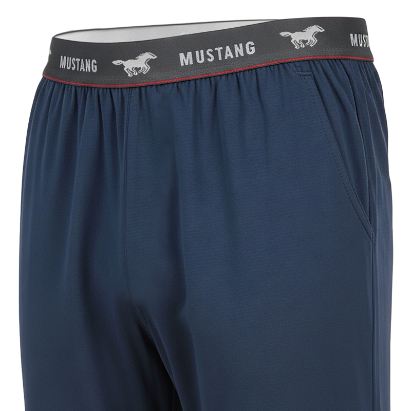 Zbliżenie na gumę spodni piżamowych Mustang