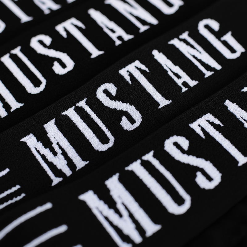 Guma bokserek Mustang czarna zbliżenie