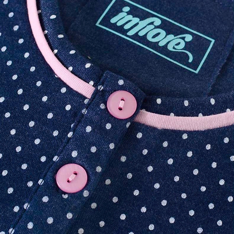 Zbliżenie na guziki piżamy damskiej Infiore granatowej