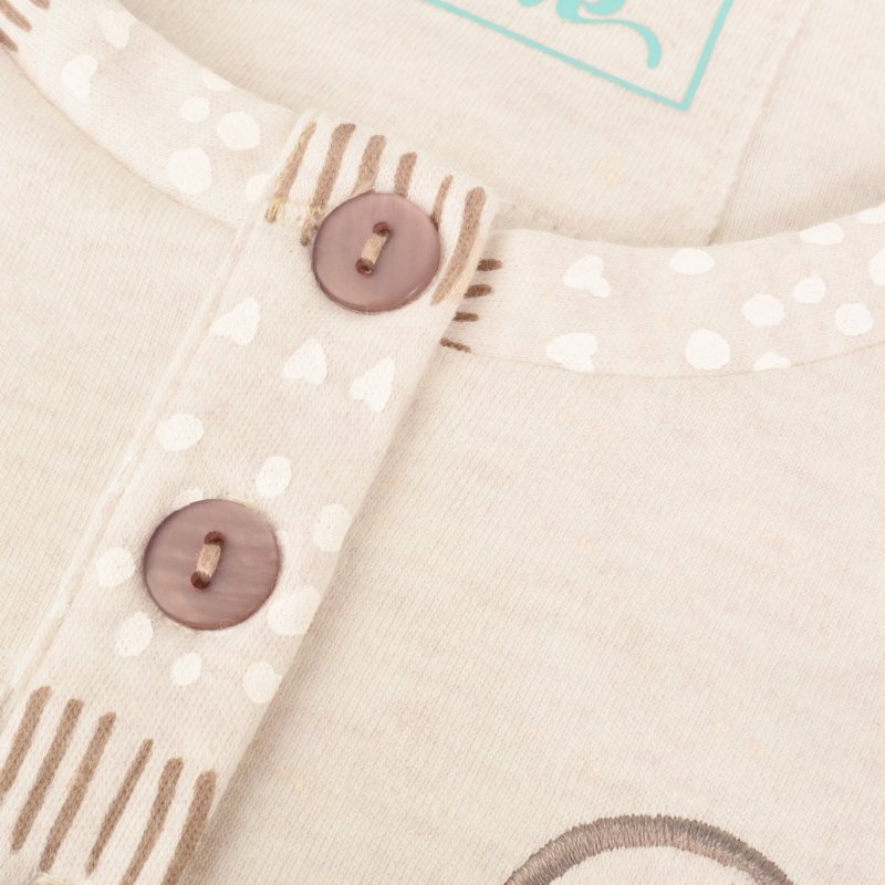 Zbliżenie na guziki piżamy damskiej Infiore beżowej