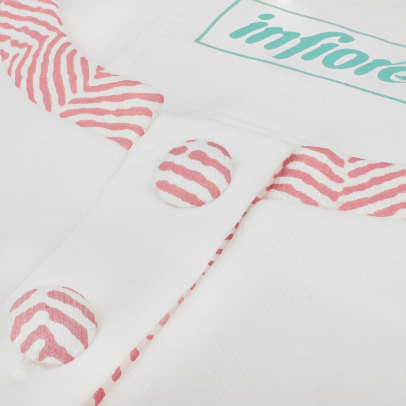 Zbliżenie na guziki piżamy damskiej Infiore