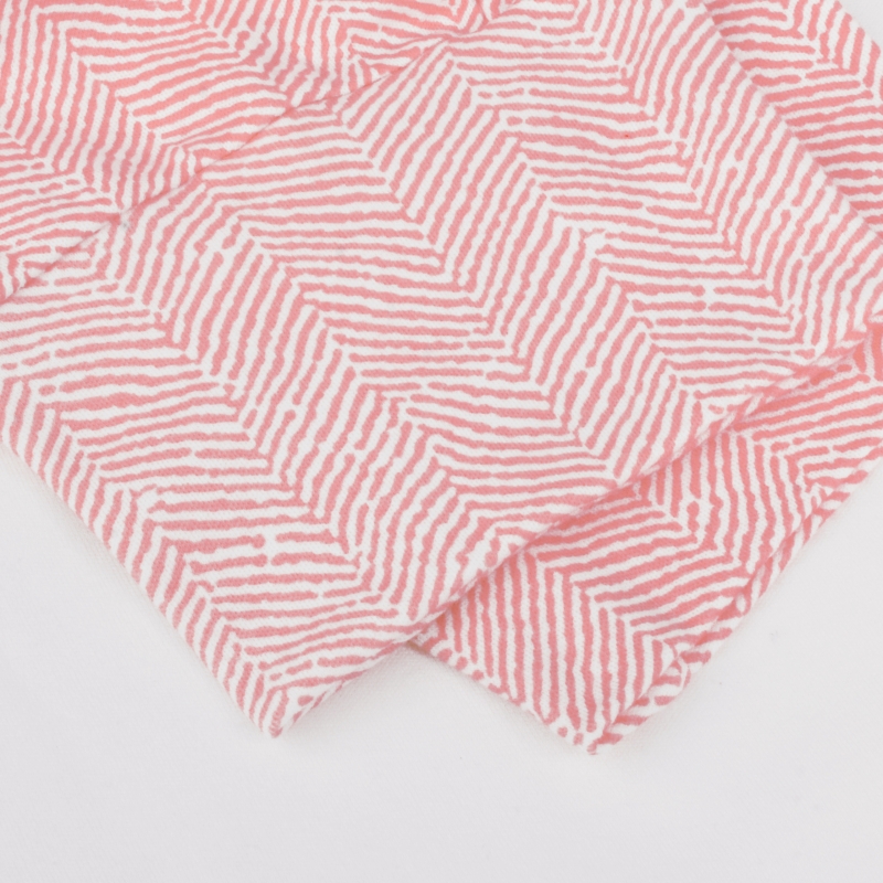 Detal wykończenia dekoltu piżamy damskiej Infiore