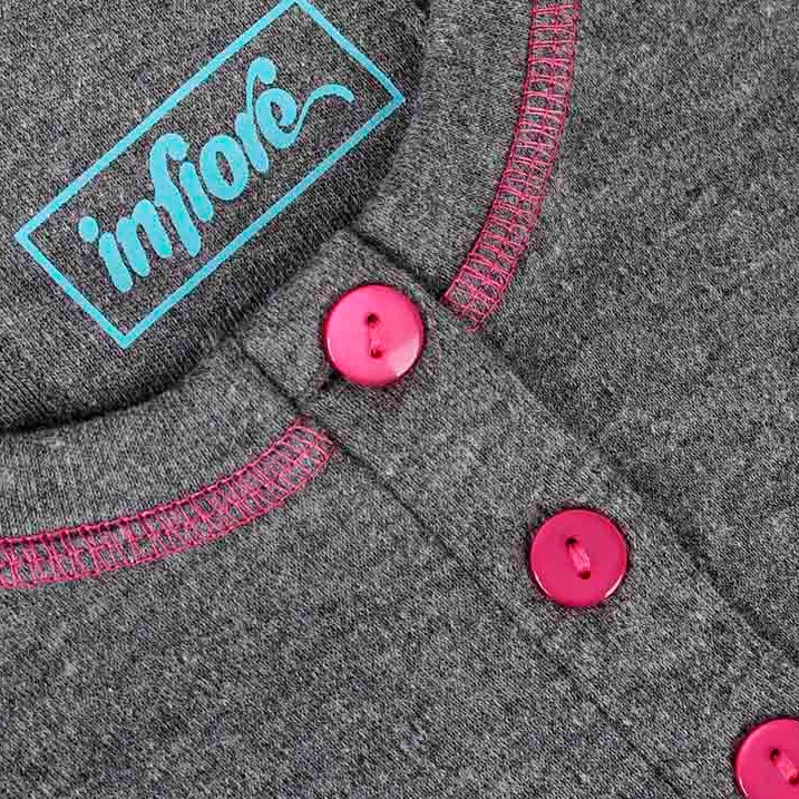 Zbliżenie na guziki piżamy damskiej Infiore