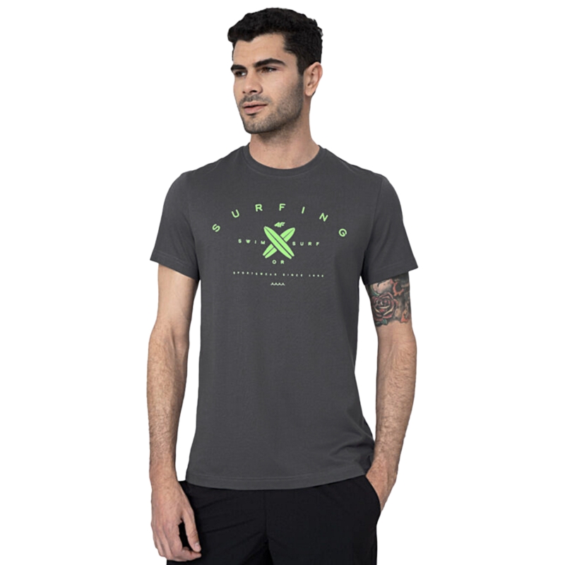 Szara koszulka męska 4F na modelu