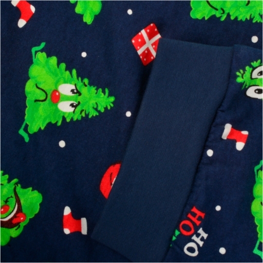 Zbliżenie na świąteczny nadruk piżamy Cornette 115/283.