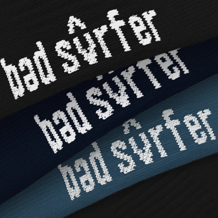 Logo Bad Surfer – haft na spodzie skarpety