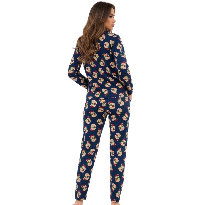 Kobieta tyłem w granatowej piżamie Cornette z motywem misiów i długim rękawem