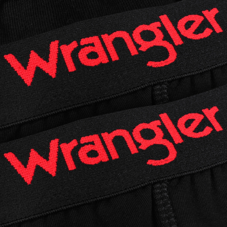 Zbliżenie logo Wrangler na czarnym pasie bokserek