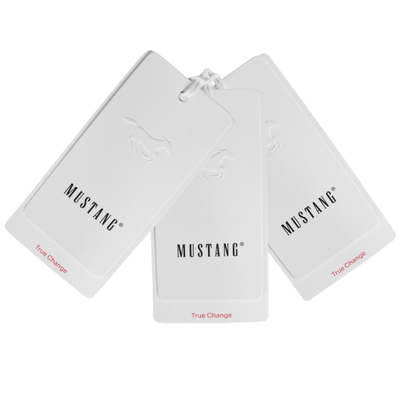 Detal t-shirtu męskiego Mustang z miękkiej bawełny.