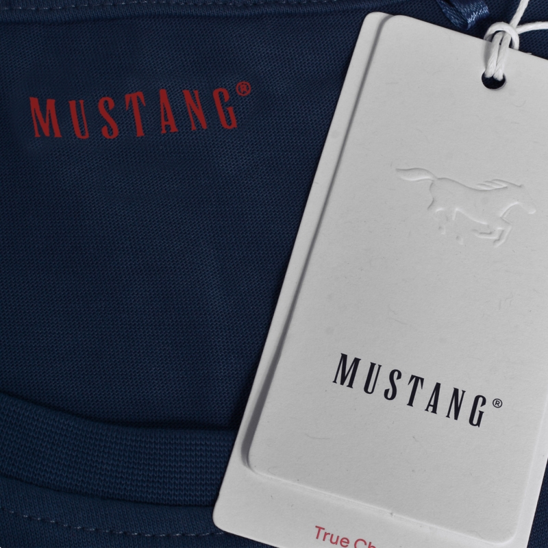 Czerwony nadruk Mustang na granatowym T-Shircie z zawieszką