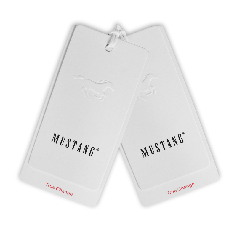 Białe zawieszki Mustang z tłoczonym logo Marki