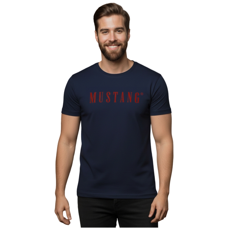 Mężczyzna w granatowej koszulce Mustang z czerwonym logo Model