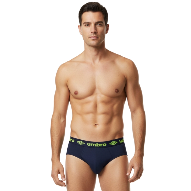 Mężczyzna w granatowych slipach Umbro z limonkowym logo Model