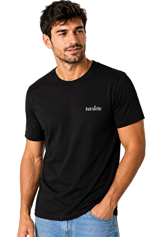 Model prezentuje czarną koszulkę Bad Surfer z niewielkim logo na piersi.
