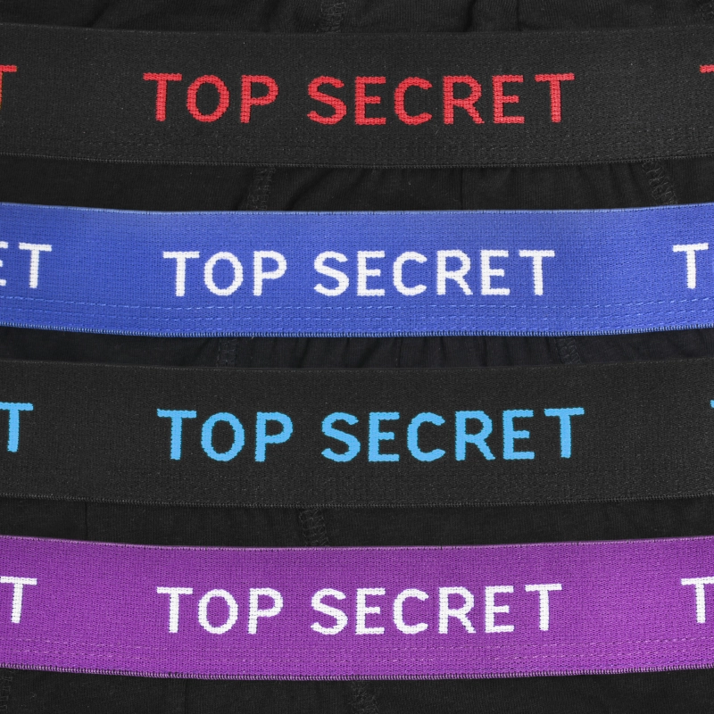 Zbliżenie na pasy czterech par bokserek Top Secret w różnych kolorach