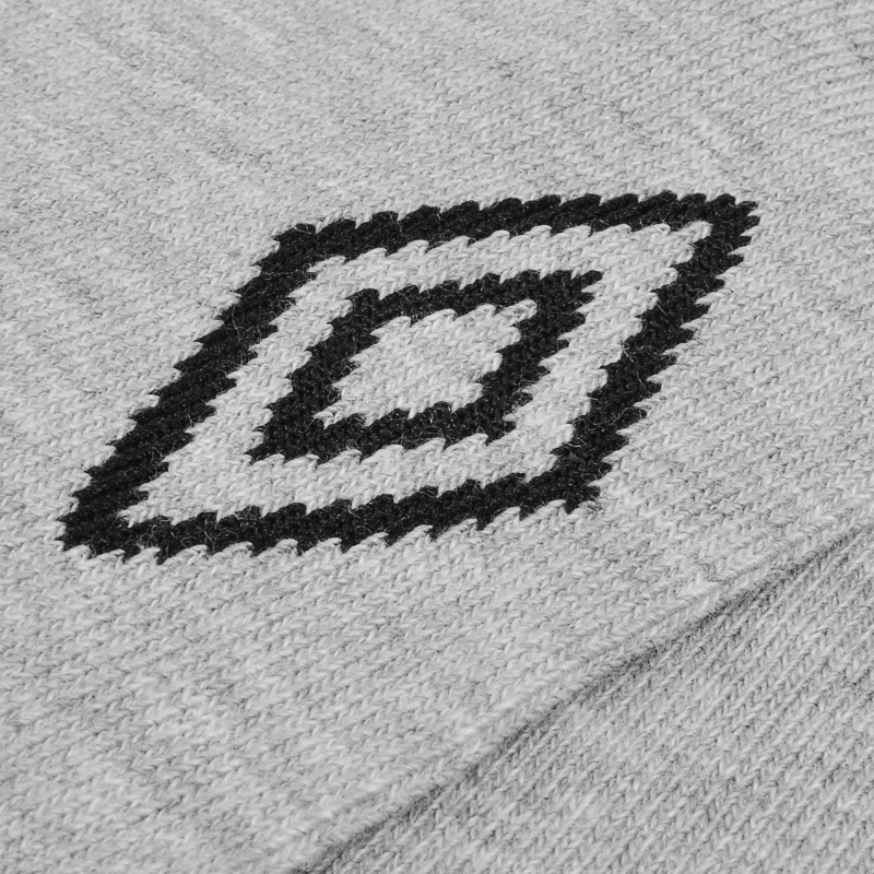 Zbliżenie na diamentowe logo Umbro na szarej skarpecie