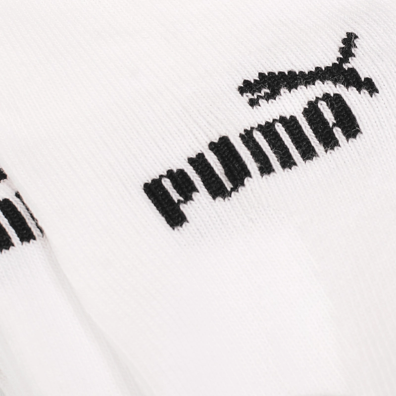 Zbliżenie czarnego logo PUMA na białej skarpecie