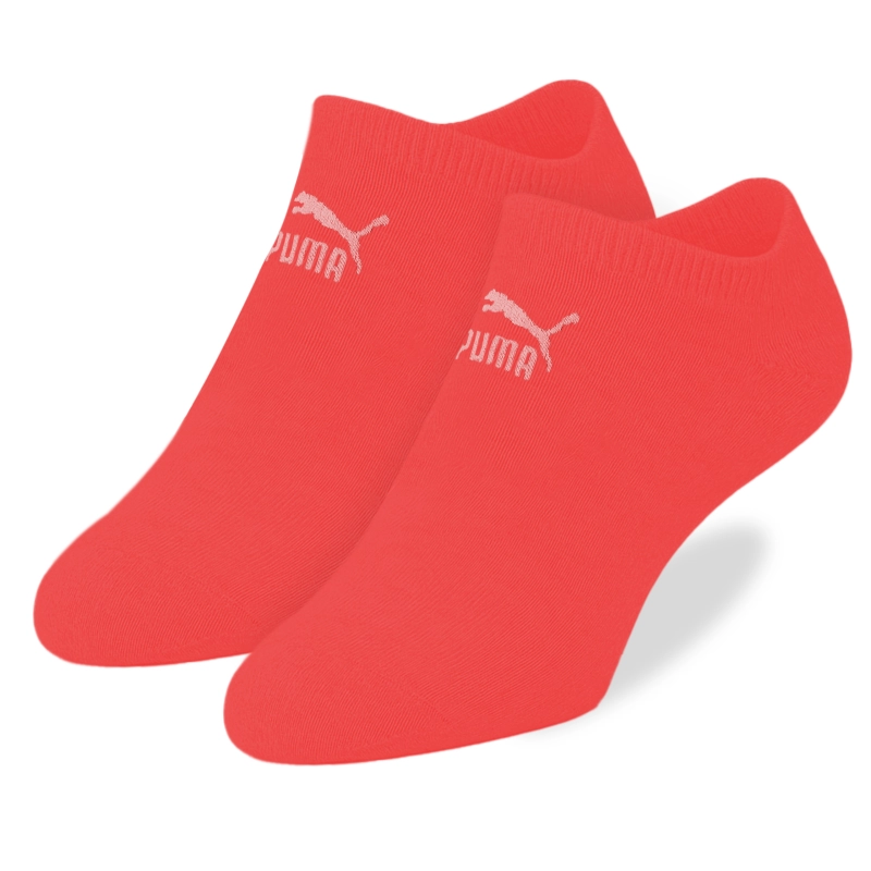 Para czerwonych stopek PUMA na jasnym tle