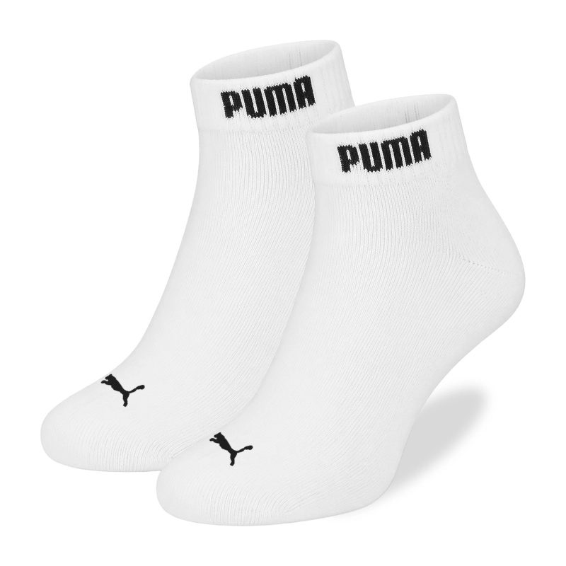 Para białych skarpet PUMA z czarnymi oznaczeniami na ściągaczach i przy palcach
