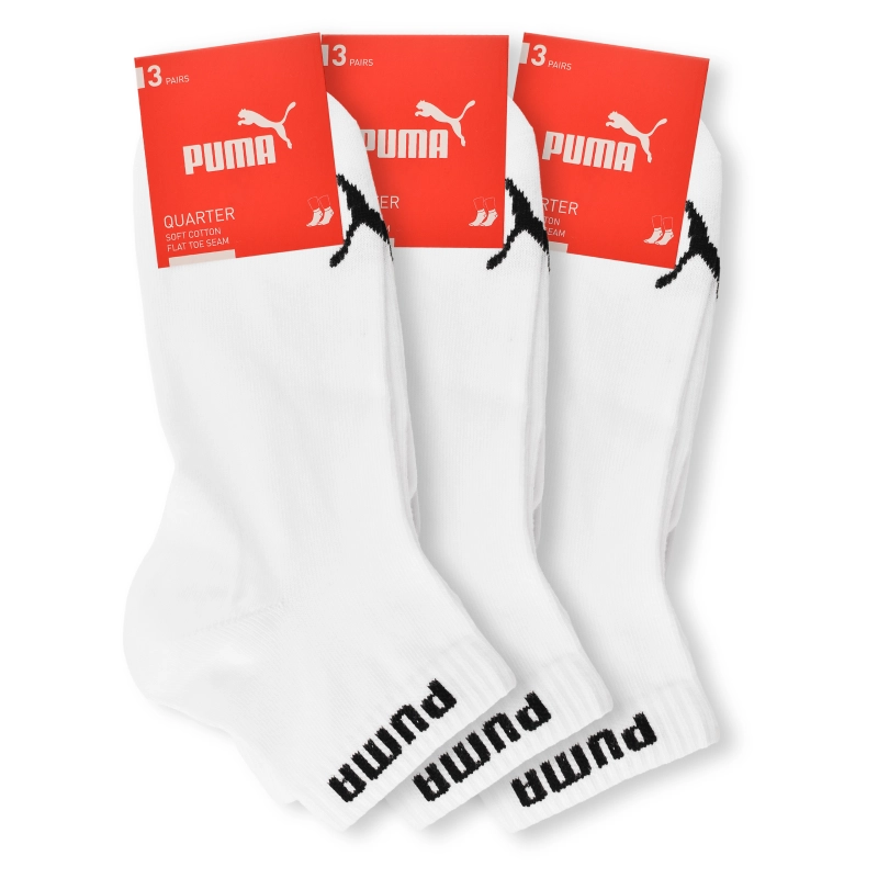 Białe skarpety PUMA typu quarter pokazane z czerwonymi kartami z logo marki