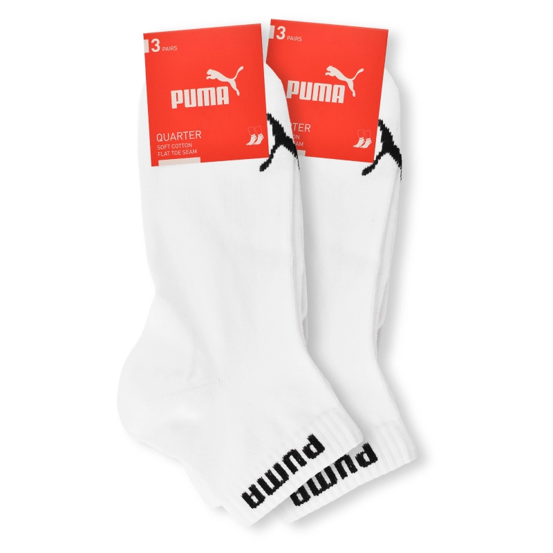 Białe skarpety PUMA typu quarter pokazane z czerwoną kartą z logo marki