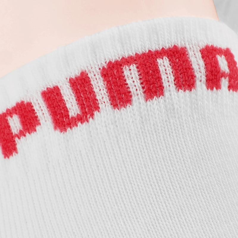 Zbliżenie na czerwony napis PUMA na skarpecie