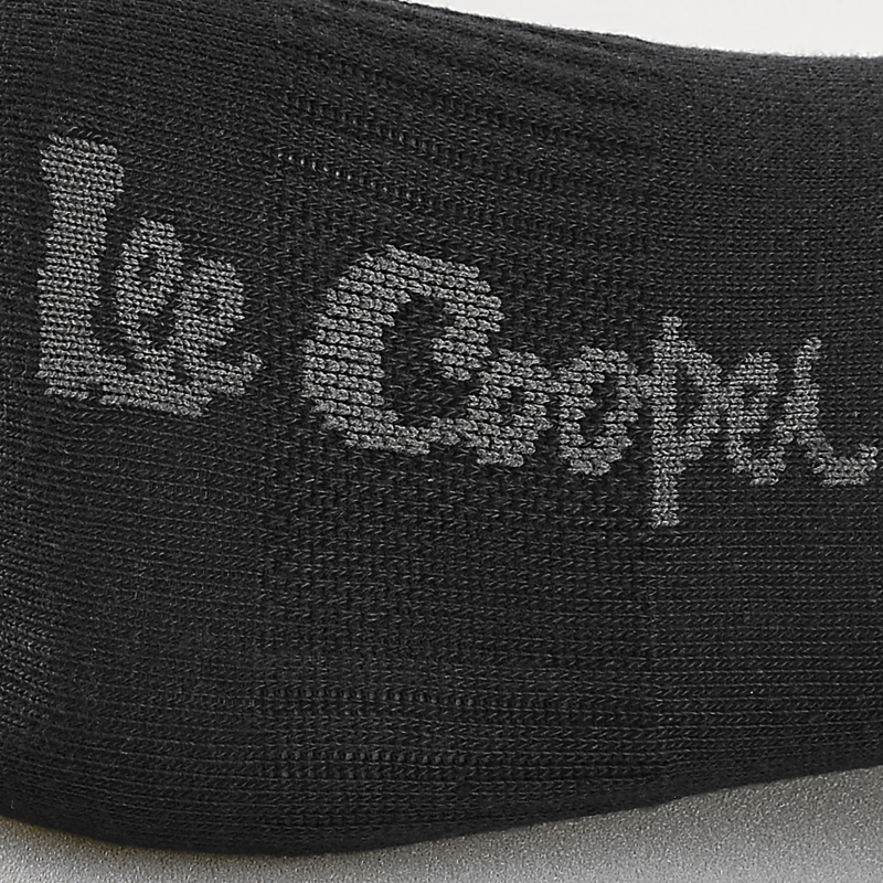 Zbliżenie oznaczenia Lee Cooper na ciemnym materiale.