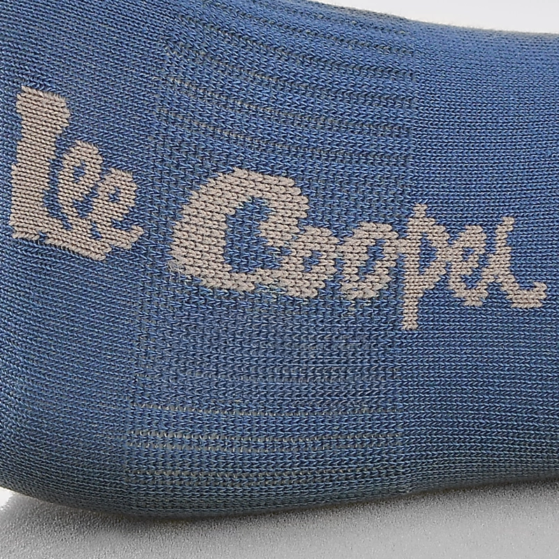 Zbliżenie oznaczenia Lee Cooper na materiale skarpety.