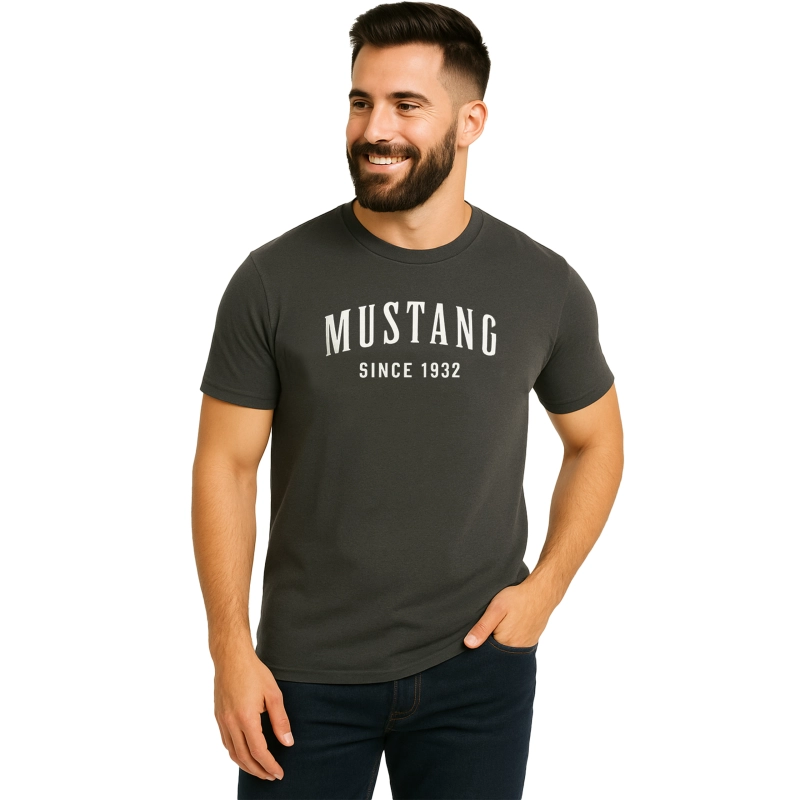 Model w grafitowej koszulce Mustang z nadrukiem na piersi