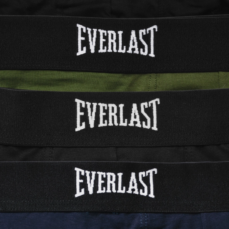 Zbliżenie na czarne gumy bokserek Everlast z powtarzającym się logo i kolorowymi detalami.