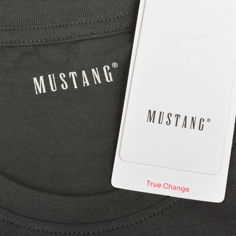 Prezentacja piżamy MUSTANG z widocznym logo na koszulce