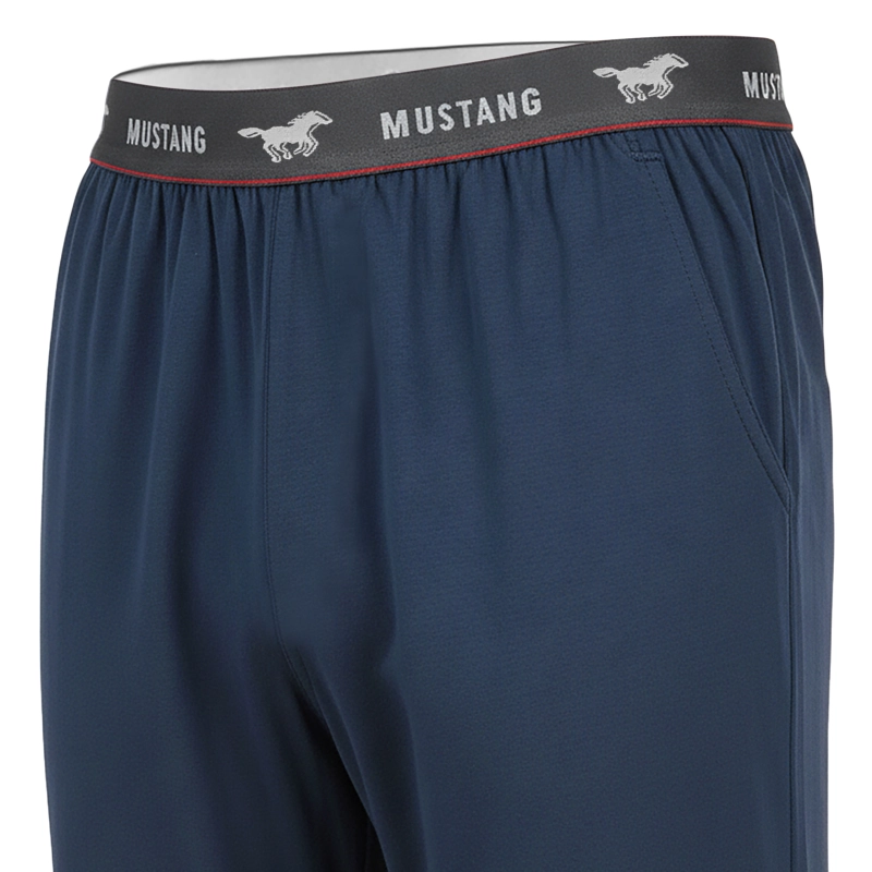 Zbliżenie na pas granatowych spodni piżamowych MUSTANG z logo