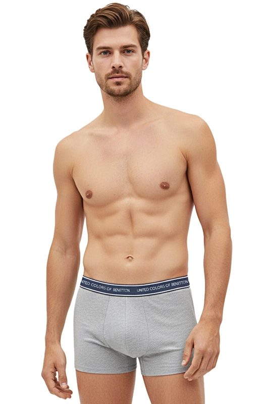 Model w szarych bokserkach Benetton na jasnym tle