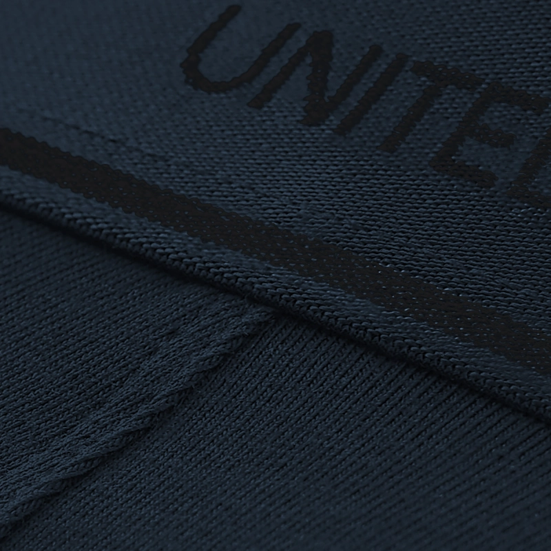 Detal ciemnej gumy w pasie bokserek z logo United Colors of Benetton