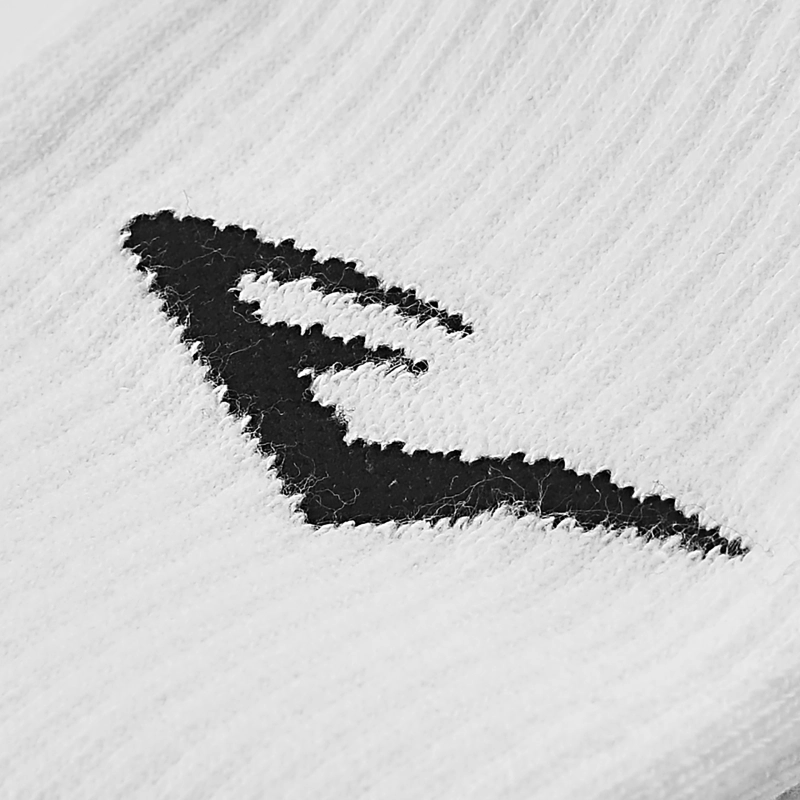Zbliżenie na czarne logo Everlast na białej skarpecie