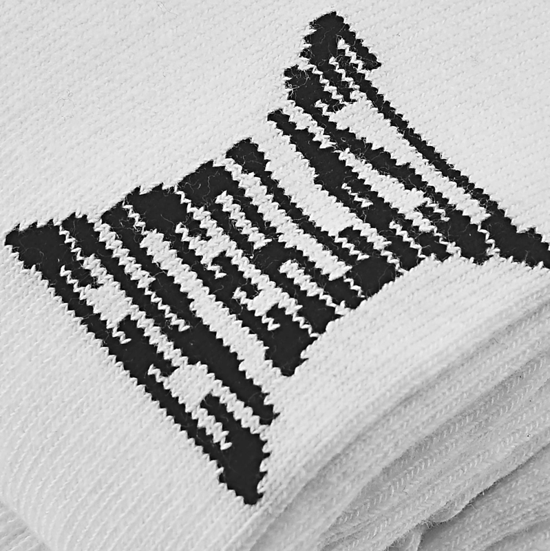 Detal logo Everlast i splotu białej dzianiny skarpety