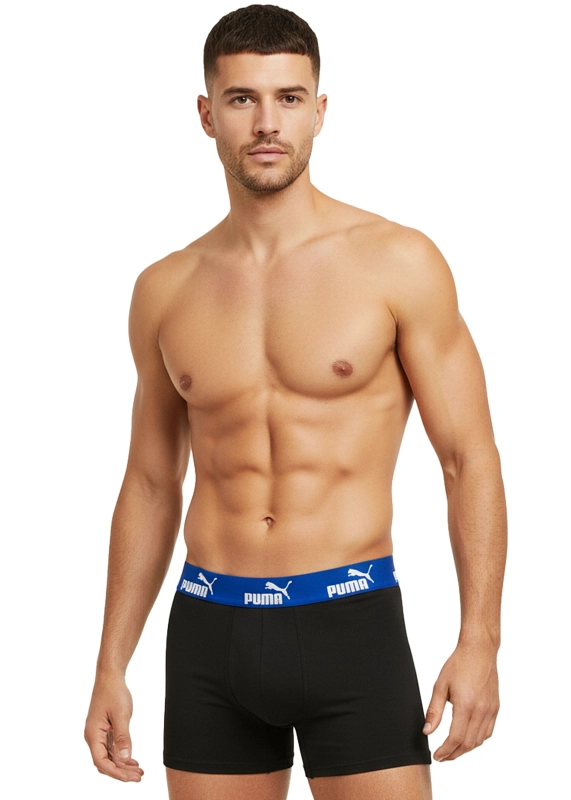 Model prezentujący czarne bokserki PUMA.
