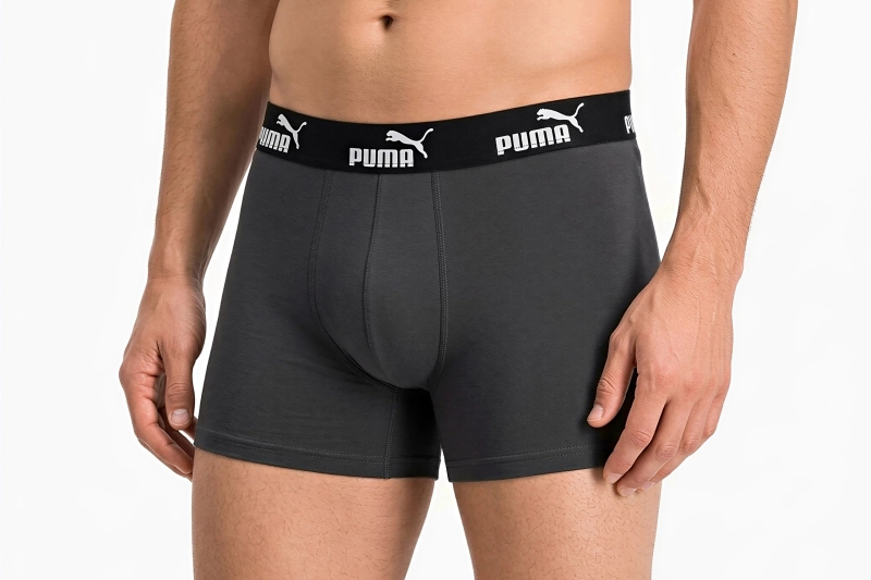 Model w czarnych bokserkach PUMA z elastycznym pasem.