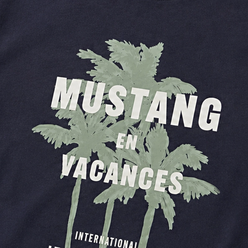 Grafika z napisem MUSTANG i motywem koni na ciemnym tle.