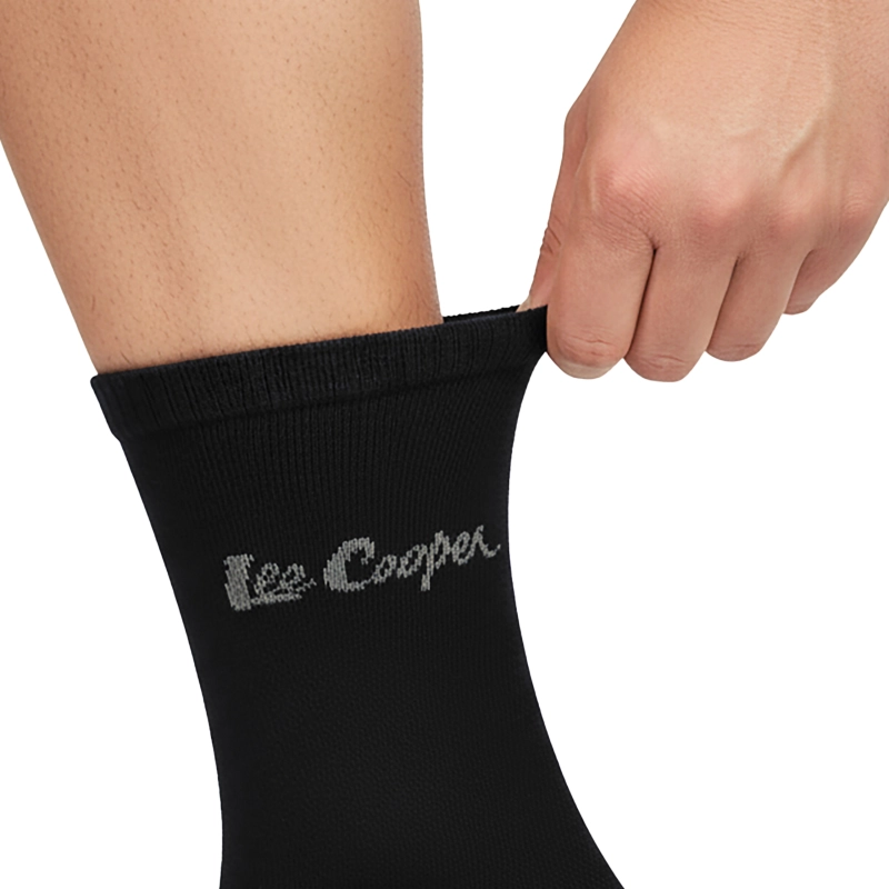 Zbliżenie na czarną skarpetę Lee Cooper noszoną na nodze.