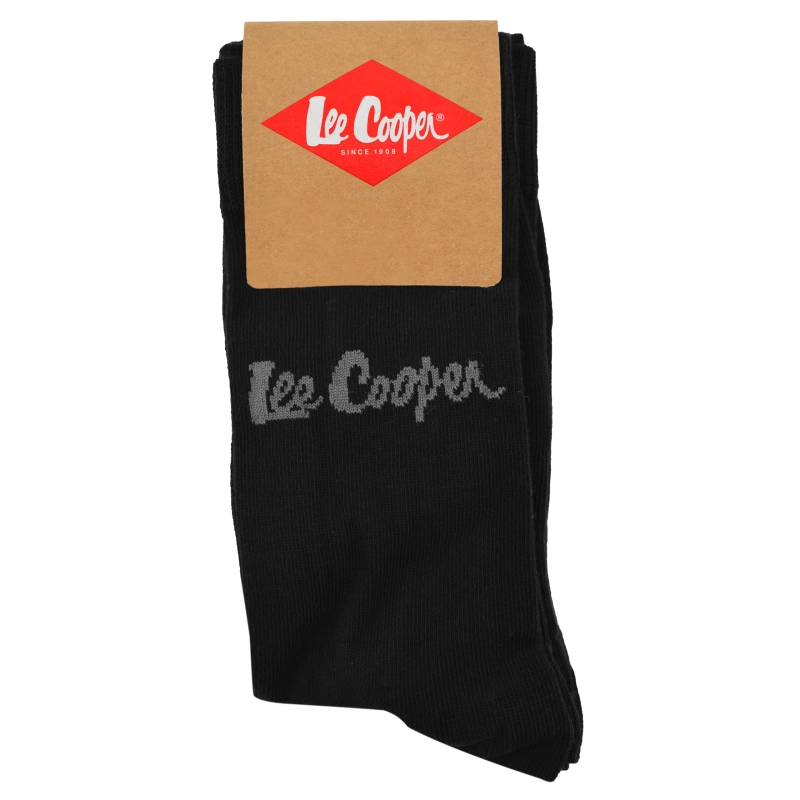 1. Czarna skarpeta Lee Cooper z kartonową etykietą i czerwonym logo.