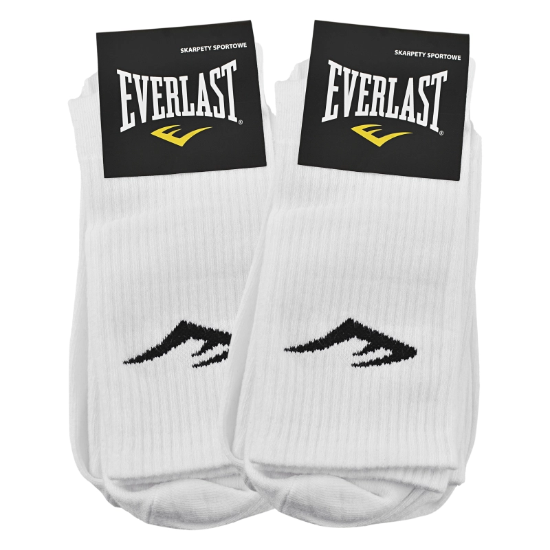 Białe skarpety Everlast w opakowaniach z czarnymi etykietami.