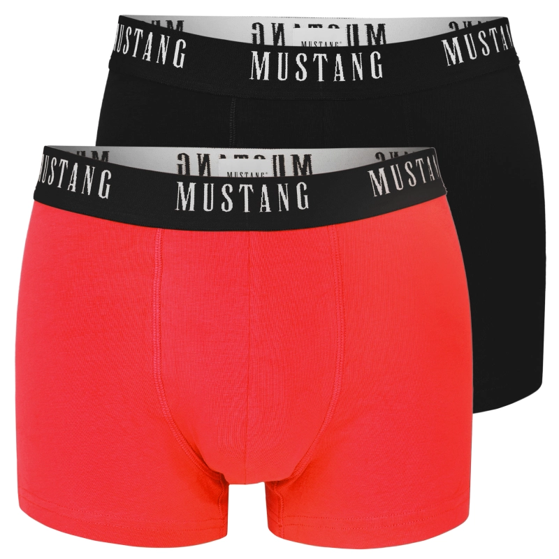 Czerwone i czarne bokserki Mustang pokazane z bliska.
